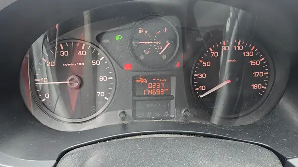 Citroën Berlingo 1.6 BlueHDi Feel 2018 - 8000 EUR, 175000 km - AUTO.MOTO.pt - 175000km - foto 3 de 13