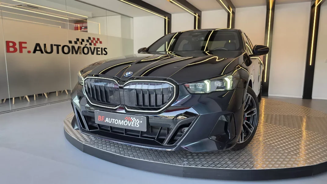 BMW 530e 2024 - 58900 EUR, 81874 km - AUTO.MOTO.pt - 81874km - foto 1 de 60