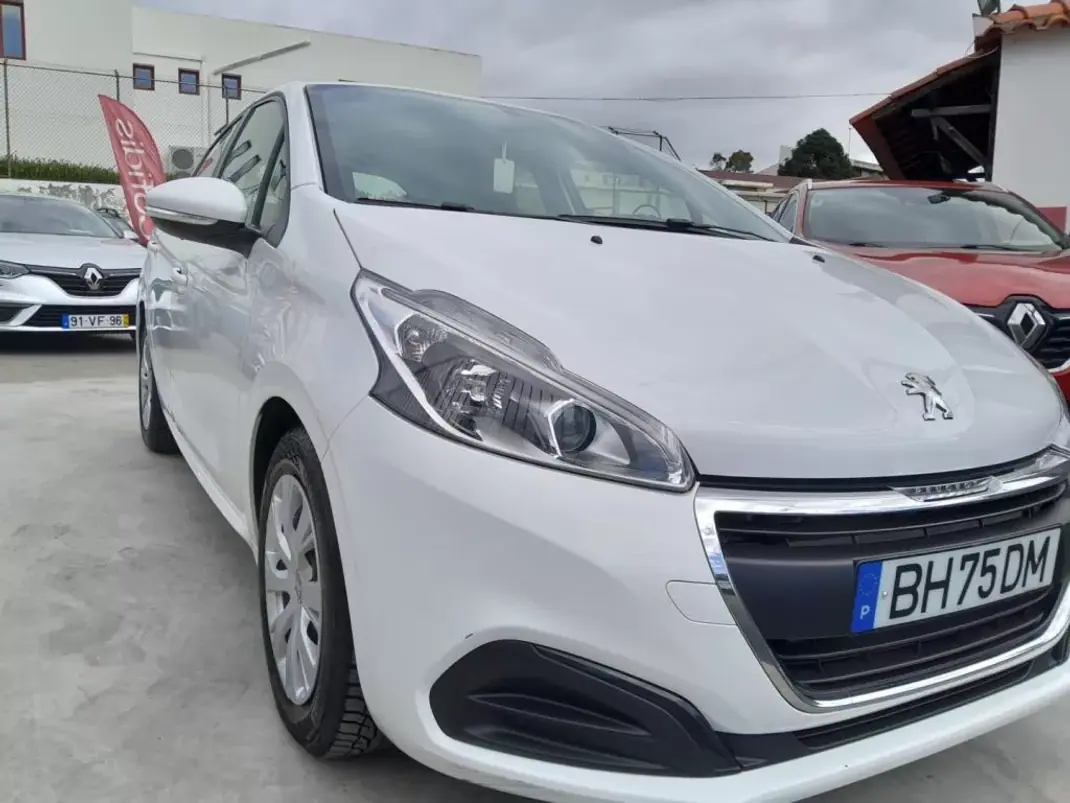 Peugeot 208 2019 - 13900 EUR, 89145 km - AUTO.MOTO.pt - 89145km - foto 10 de 11