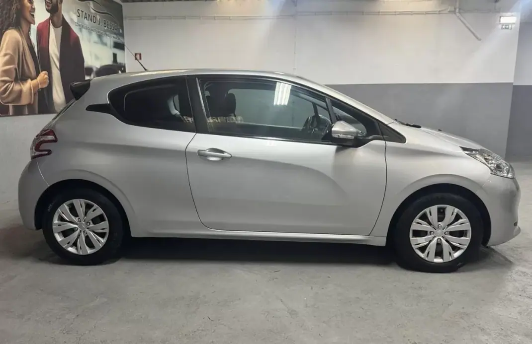 Peugeot 208 2014 - 8990 EUR, 174000 km - AUTO.MOTO.pt - 174000km - foto 5 de 9