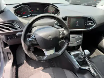 Peugeot 308 SW 2015 - 9900 EUR, 279000 km - AUTO.MOTO.pt - 279000km - foto 7 de 16