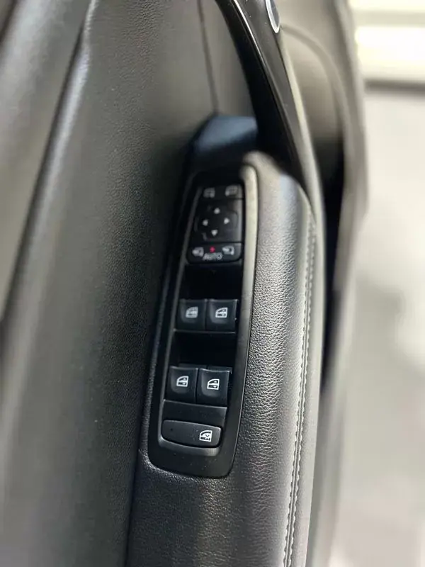 Renault Mégane 2019 - 14250 EUR, 135000 km - AUTO.MOTO.pt - 135000km - foto 34 de 36