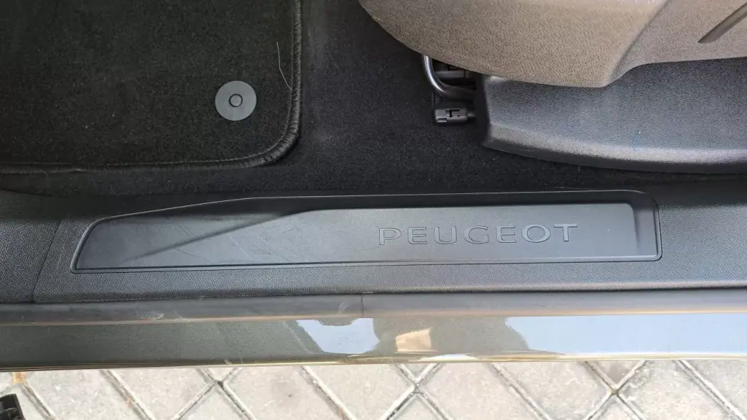 Peugeot 3008 2018 - 19900 EUR, 156128 km - 156128km - foto 35 de 49