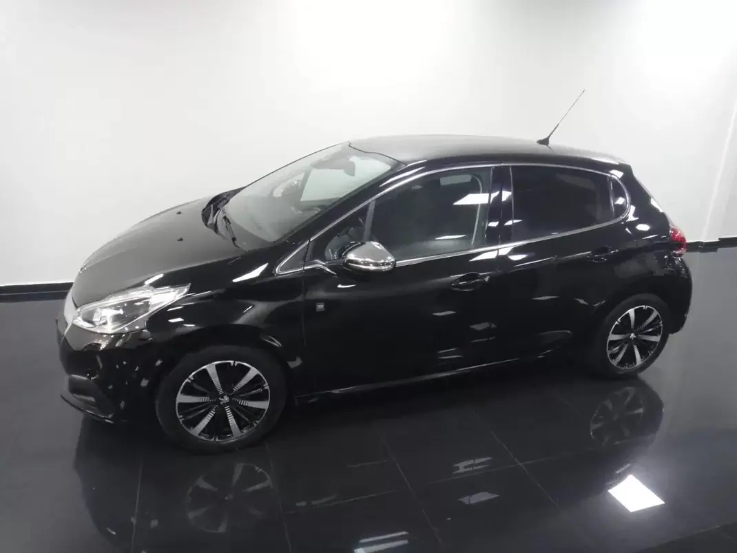 Peugeot 208 2018 - 8900 EUR, 82000 km - AUTO.MOTO.pt - 82000km - foto 8 de 23