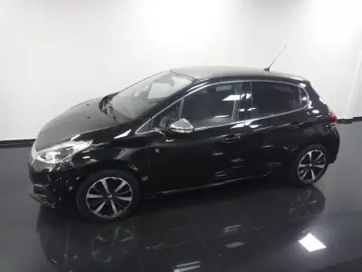 Peugeot 208 2018 - 8900 EUR, 82000 km - AUTO.MOTO.pt - 82000km - foto 8 de 23