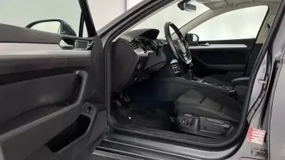 Volkswagen Passat 2016 - 10999 EUR, 190000 km - AUTO.MOTO.pt - 190000km - foto 8 de 23