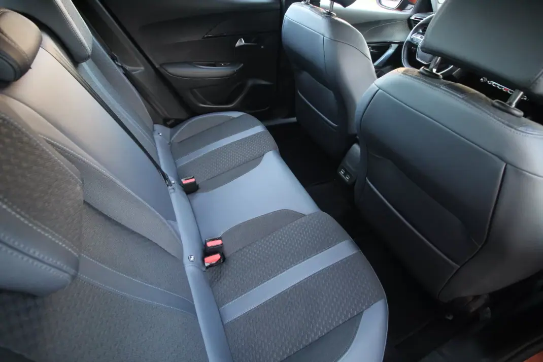 Peugeot e-2008 2020 - 19450 EUR, 54000 km - AUTO.MOTO.pt - 54000km - foto 23 de 41