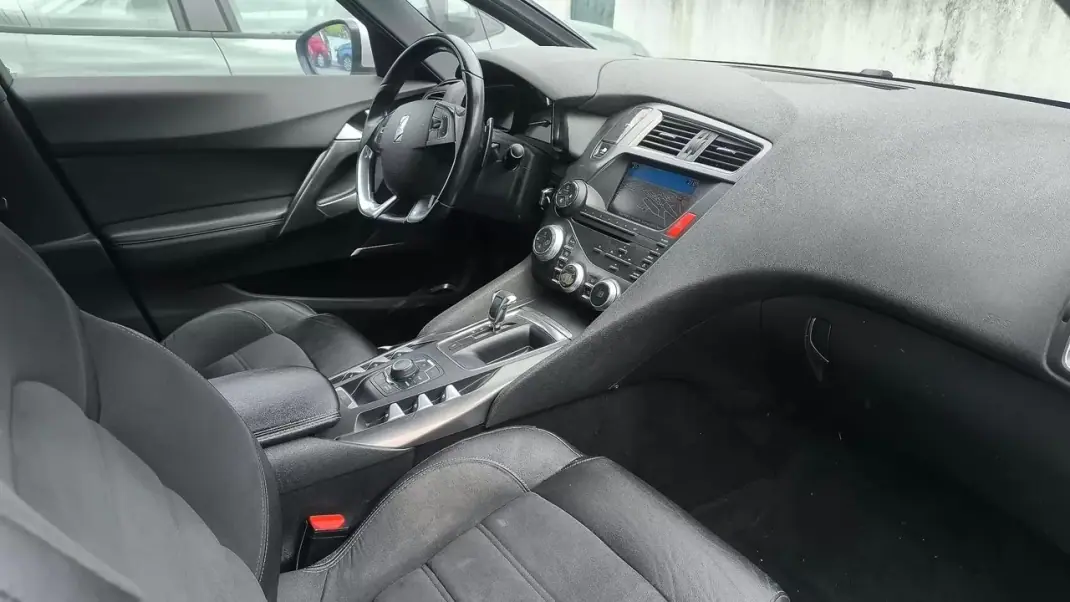 Citroën DS5 2012 - 10900 EUR, 184000 km - AUTO.MOTO.pt - 184000km - foto 4 de 17