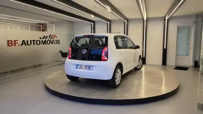 Volkswagen Cross Up! 2013 - 7750 EUR, 154338 km - AUTO.MOTO.pt - 154338km - foto 17 de 47