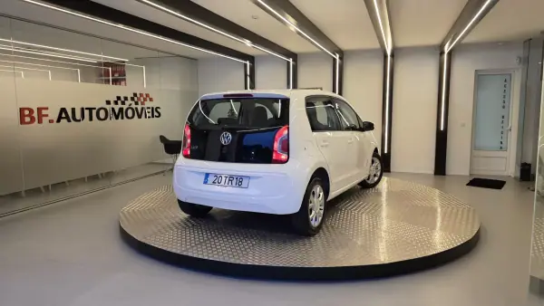Volkswagen Cross Up! 2013 - 7750 EUR, 154338 km - AUTO.MOTO.pt - 154338km - foto 17 de 47