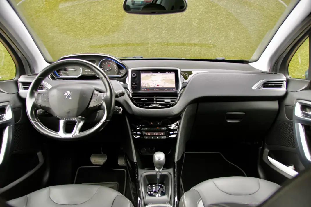 Peugeot 2008 2017 - 12900 EUR, 100000 km - AUTO.MOTO.pt - 100000km - foto 16 de 27