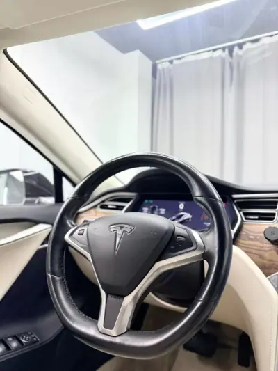 Tesla Model S 2018 - 23500 EUR, 183000 km - AUTO.MOTO.pt - 183000km - foto 18 de 21