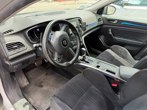 Renault Mégane 2018 - 12500 EUR, 232000 km - AUTO.MOTO.pt - 232000km - foto 12 de 15