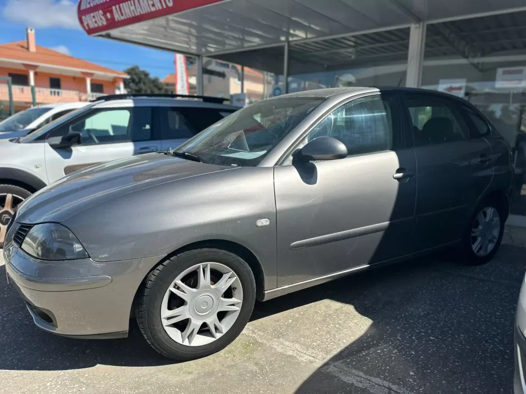 SEAT Ibiza 2005 - 5490 EUR, 145000 km - AUTO.MOTO.pt - 145000km - foto 2 de 7