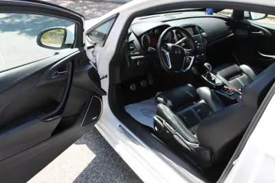 Opel Astra Coupe 2016 - 23000 EUR, 90000 km - AUTO.MOTO.pt - 90000km - foto 16 de 32