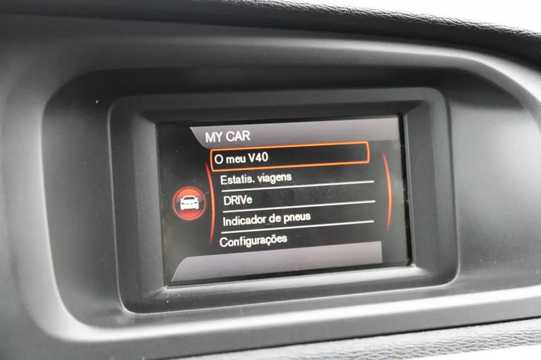 Volvo V40 2016 - 13990 EUR, 143000 km - AUTO.MOTO.pt - 143000km - foto 23 de 24