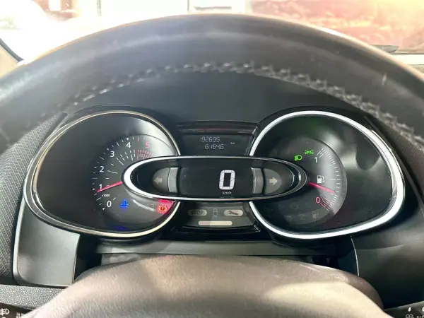 Renault Clio Sport Tourer 2017 - 13900 EUR, 192695 km - AUTO.MOTO.pt - 192695km - foto 19 de 25