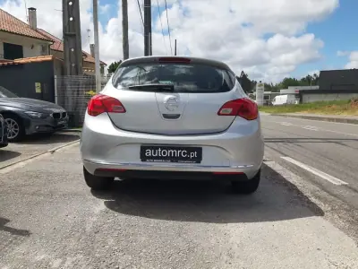Opel Astra 2013 - 9900 EUR, 179980 km - AUTO.MOTO.pt - 179980km - foto 8 de 35