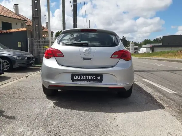 Opel Astra 2013 - 9900 EUR, 179980 km - AUTO.MOTO.pt - 179980km - foto 8 de 35