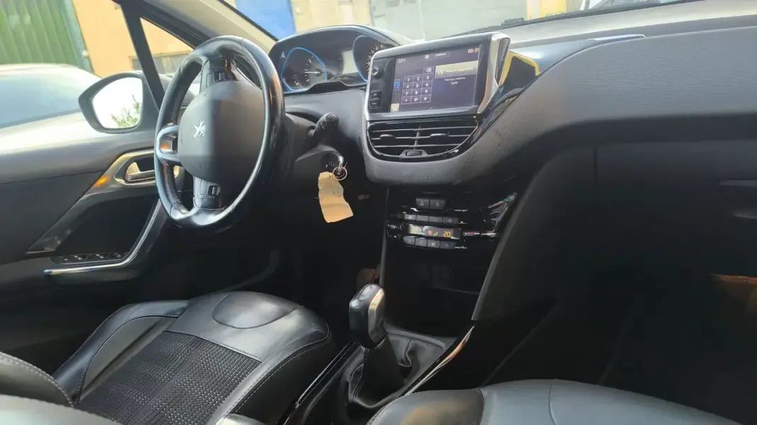 Peugeot 2008 2017 - 11500 EUR, 164000 km - AUTO.MOTO.pt - 164000km - foto 4 de 15