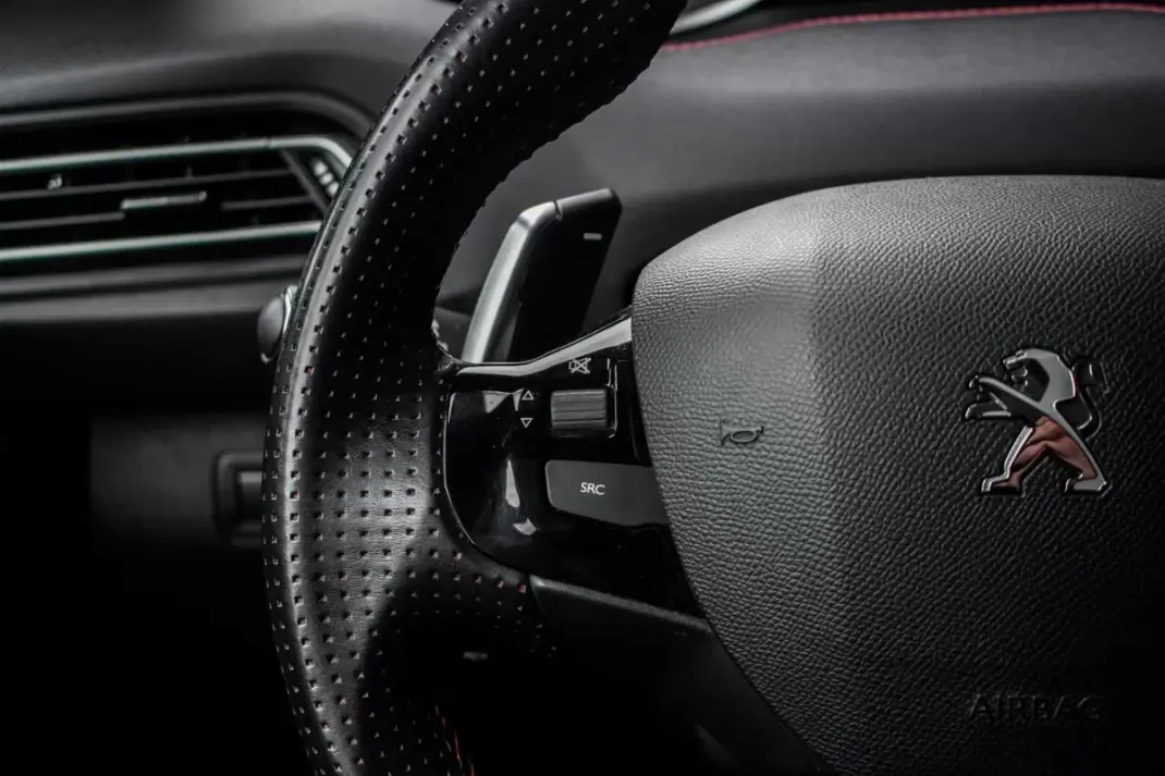 Peugeot 308 2020 - 17990 EUR, 142466 km - AUTO.MOTO.pt - 142466km - foto 14 de 45