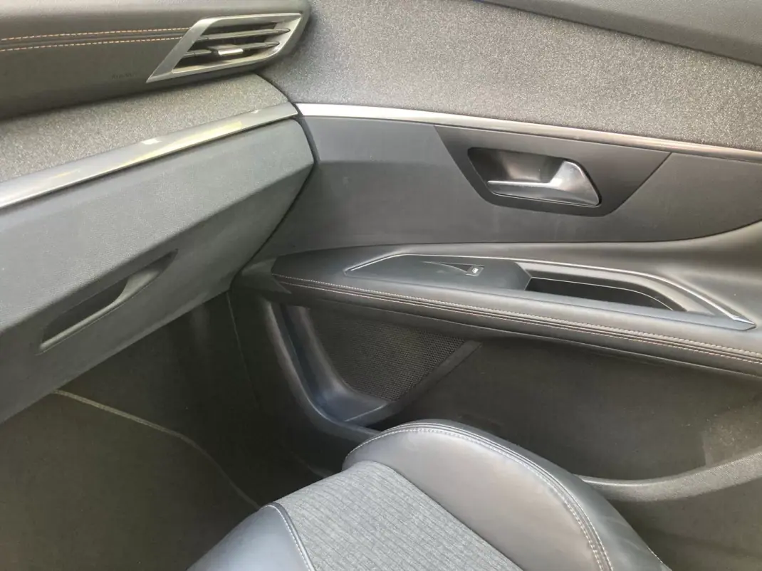 Peugeot 3008 2018 - 23900 EUR, 69800 km - AUTO.MOTO.pt - 69800km - foto 19 de 20