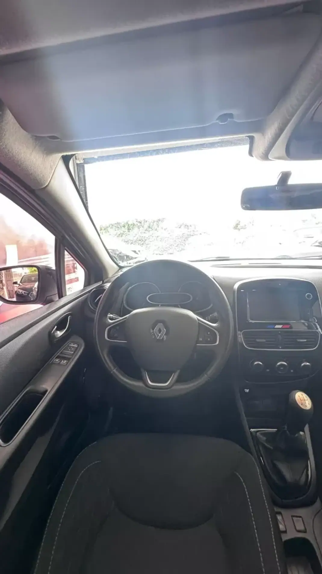Renault Clio Sport Tourer 2019 - 9900 EUR, 178000 km - AUTO.MOTO.pt - 178000km - foto 9 de 12