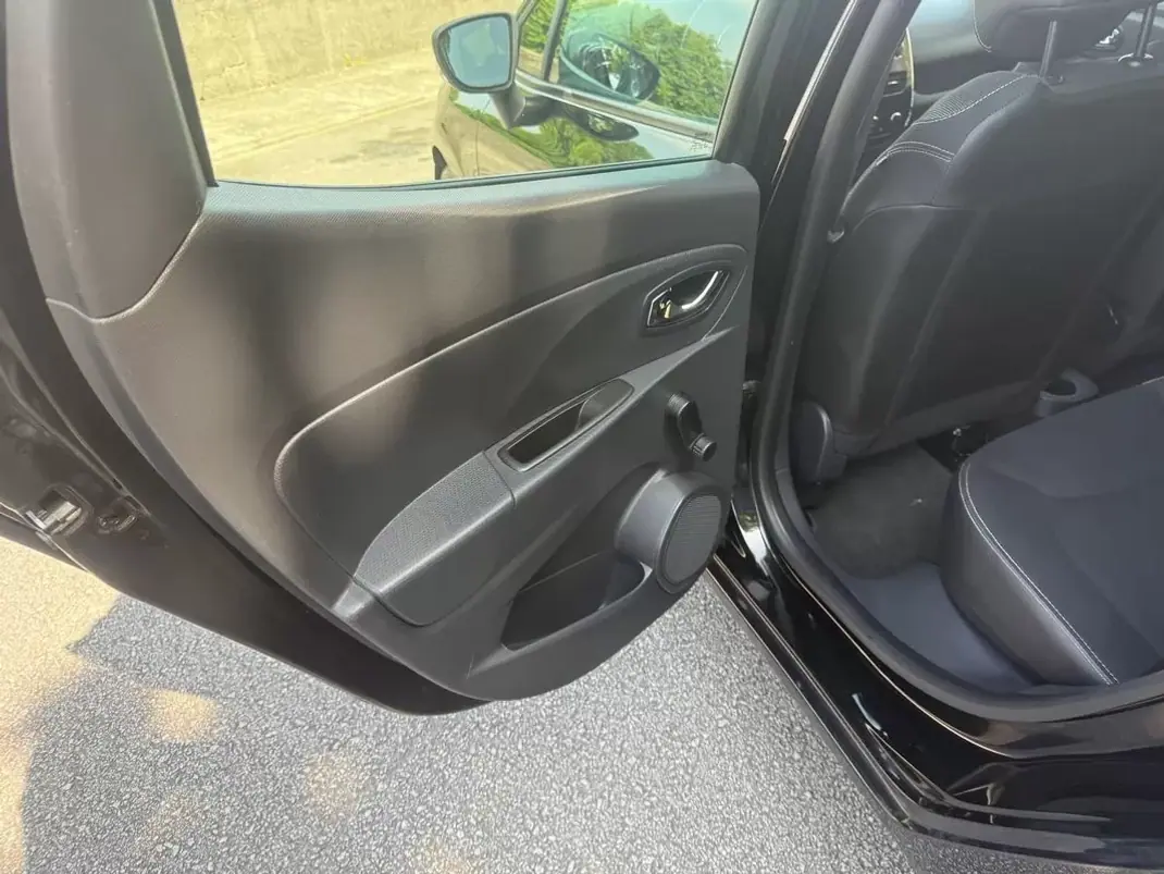 Renault Clio 2014 - 7650 EUR, 170000 km - AUTO.MOTO.pt - 170000km - foto 11 de 24