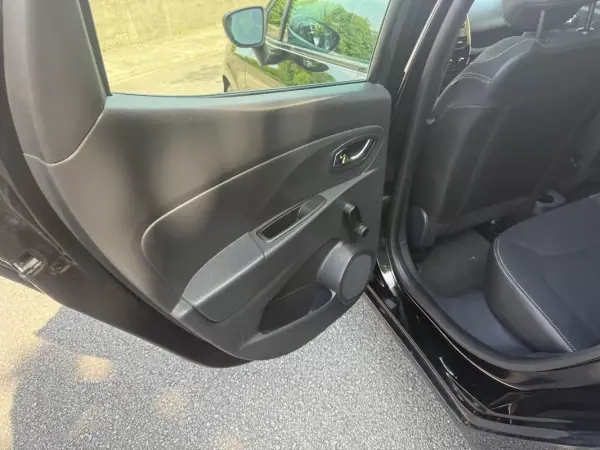 Renault Clio 2014 - 7650 EUR, 170000 km - AUTO.MOTO.pt - 170000km - foto 11 de 24