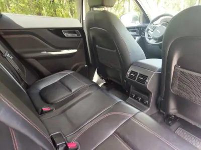 Jaguar F-Pace 2018 - 20900 EUR, 226300 km - AUTO.MOTO.pt - 226300km - foto 18 de 24