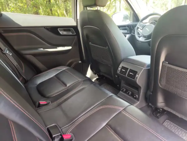 Jaguar F-Pace 2018 - 20900 EUR, 226300 km - AUTO.MOTO.pt - 226300km - foto 18 de 24