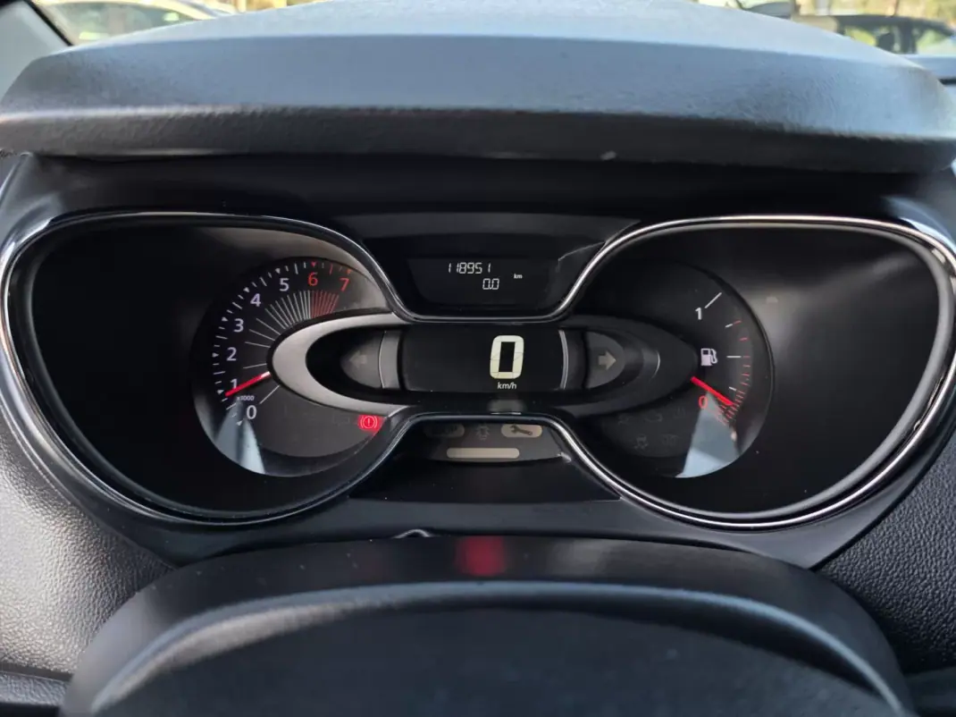 Renault Captur 2016 - 11990 EUR, 118000 km - AUTO.MOTO.pt - 118000km - foto 17 de 32