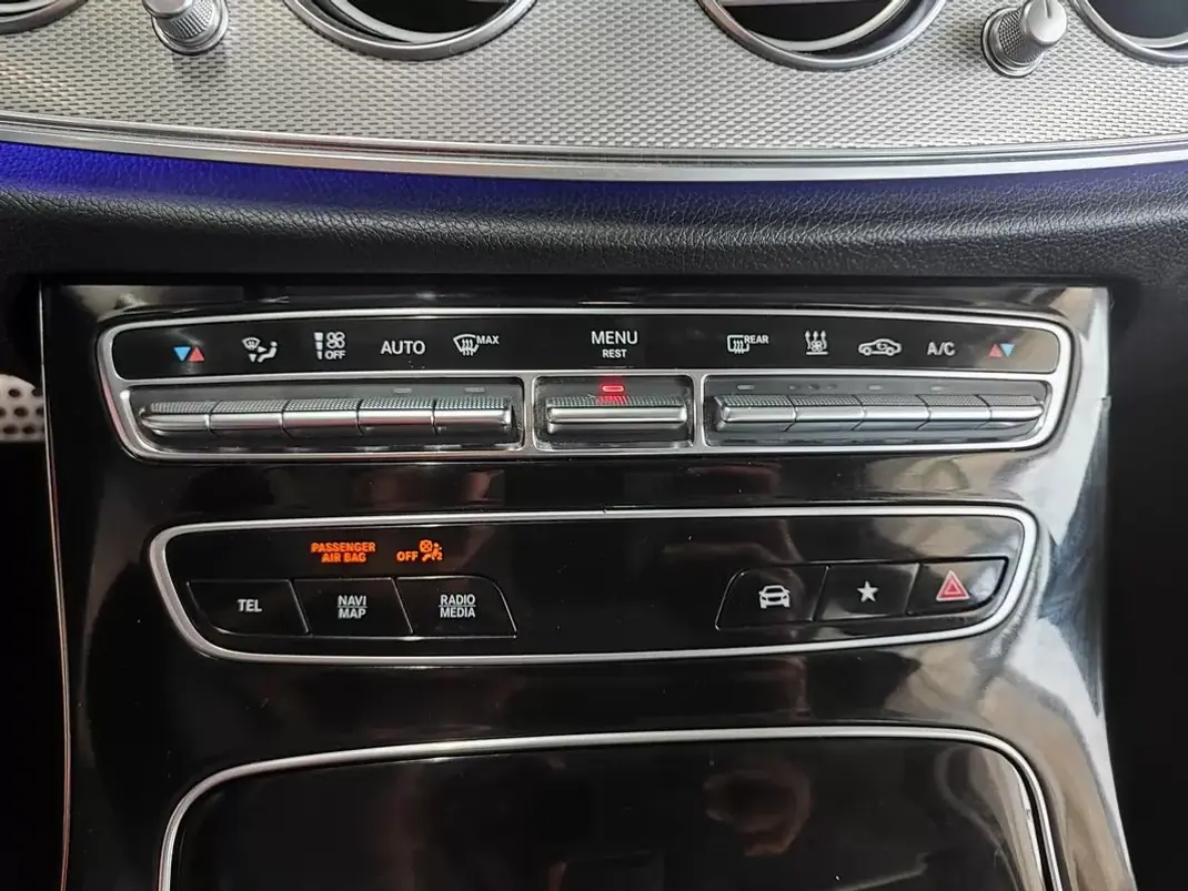 Mercedes-Benz E 300 2022 - 34350 EUR, 110000 km - AUTO.MOTO.pt - 110000km - foto 33 de 37
