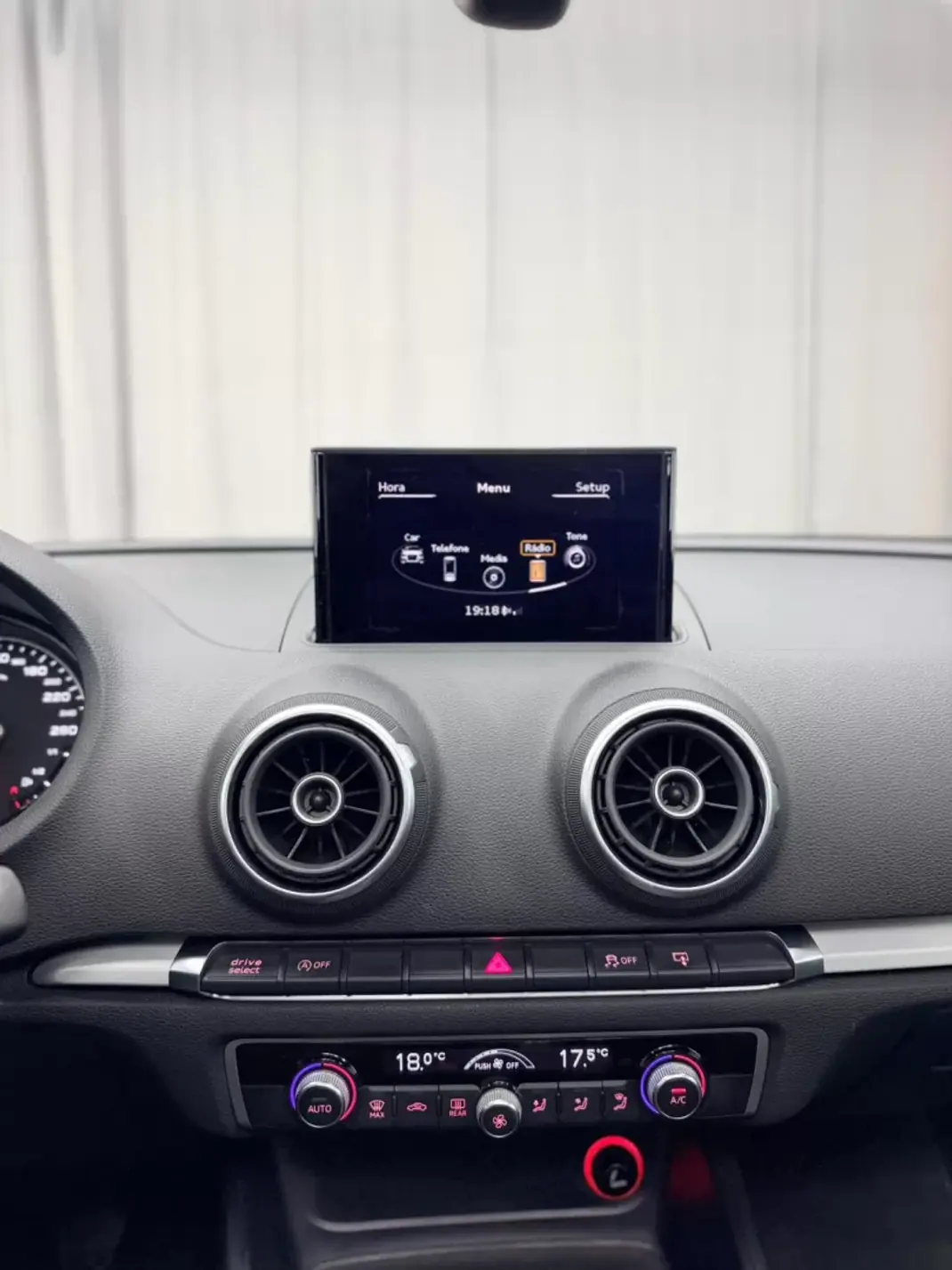 Audi A3 Limousine 2014 - 19750 EUR, 184000 km - AUTO.MOTO.pt - 184000km - foto 15 de 25