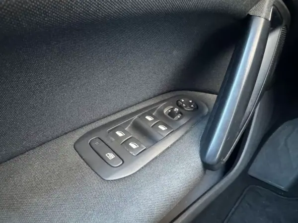 Peugeot 308 SW 2019 - 13000 EUR, 76390 km - AUTO.MOTO.pt - 76390km - foto 13 de 22