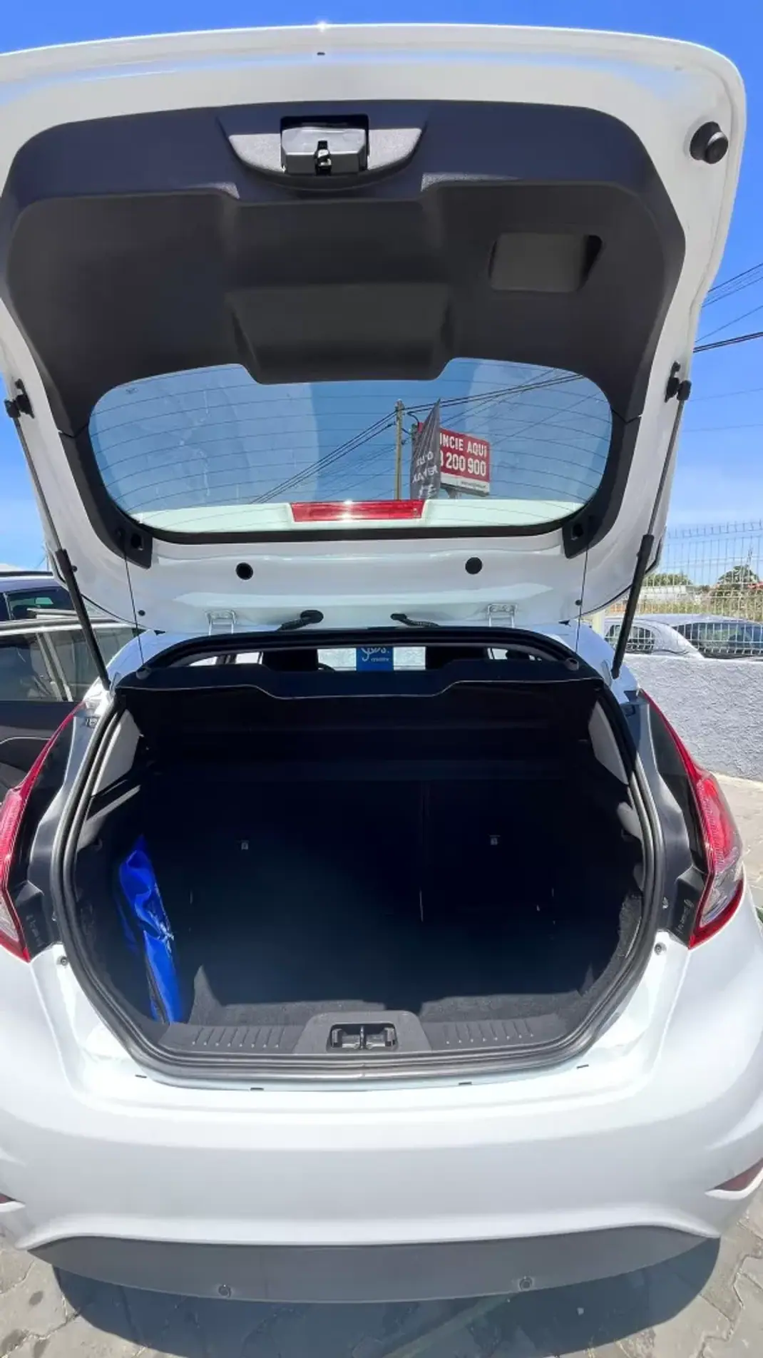 Ford Fiesta 2015 - 7900 EUR, 180000 km - AUTO.MOTO.pt - 180000km - foto 6 de 13