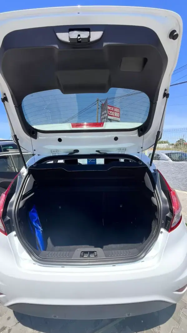 Ford Fiesta 2015 - 6900 EUR, 180000 km - AUTO.MOTO.pt - 180000km - foto 6 de 13
