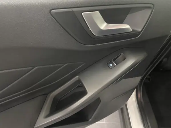 Ford Focus SW 2019 - 12600 EUR, 156868 km - AUTO.MOTO.pt - 156868km - foto 26 de 34