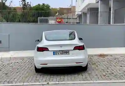 Tesla Model 3 2019 - 20000 EUR, 72000 km - AUTO.MOTO.pt - 72000km - foto 4 de 10
