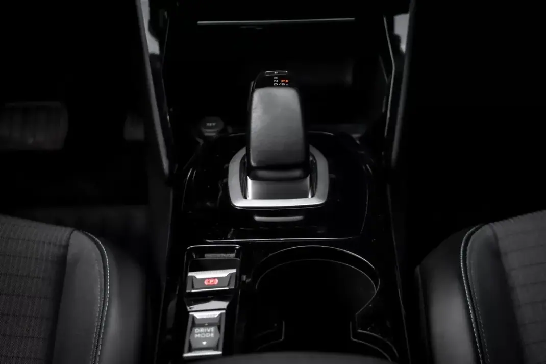 Peugeot e-2008 2021 - 20850 EUR, 60050 km - AUTO.MOTO.pt - 60050km - foto 36 de 44