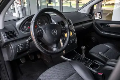 Mercedes-Benz A 180 2013 - 7450 EUR, 181326 km - AUTO.MOTO.pt - 181326km - foto 21 de 31
