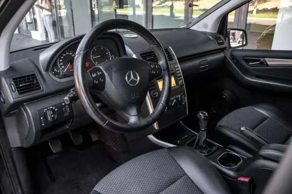 Mercedes-Benz A 180 2013 - 7450 EUR, 181326 km - AUTO.MOTO.pt - 181326km - foto 21 de 31