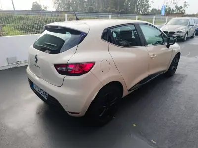 Renault Clio 2017 - 10900 EUR, 135702 km - AUTO.MOTO.pt - 135702km - foto 6 de 22