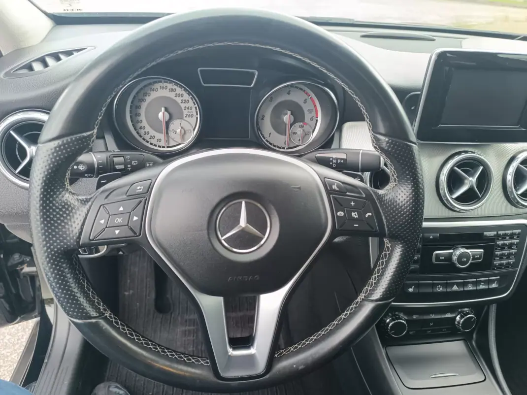 Mercedes-Benz GLA 180 2015 - 22500 EUR, 120000 km - AUTO.MOTO.pt - 120000km - foto 22 de 28