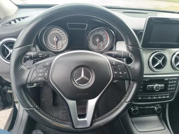 Mercedes-Benz GLA 180 2015 - 22500 EUR, 120000 km - AUTO.MOTO.pt - 120000km - foto 22 de 28