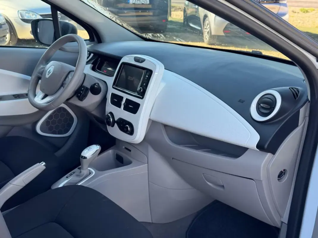 Renault Zoe 2017 - 10550 EUR, 98529 km - AUTO.MOTO.pt - 98529km - foto 10 de 18