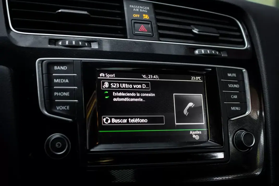 Volkswagen Golf 2015 - 24990 EUR, 83192 km - AUTO.MOTO.pt - 83192km - foto 42 de 45