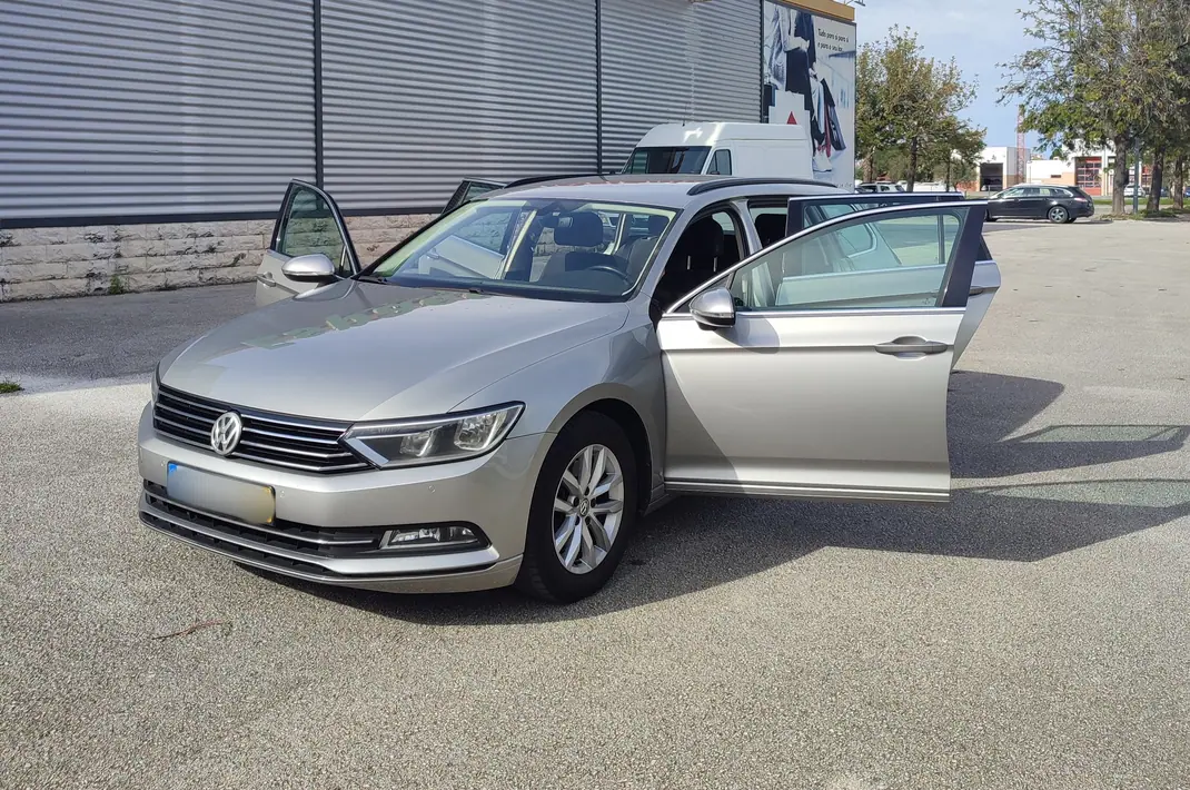 Volkswagen Passat Variant 2015 - 13750 EUR, 203000 km - AUTO.MOTO.pt - 203000km - foto 12 de 18