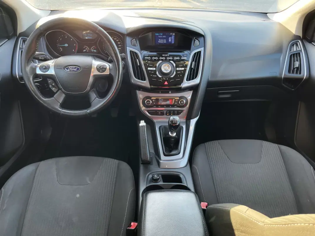Ford Focus 2013 - 9990 EUR, 186235 km - AUTO.MOTO.pt - 186235km - foto 8 de 23