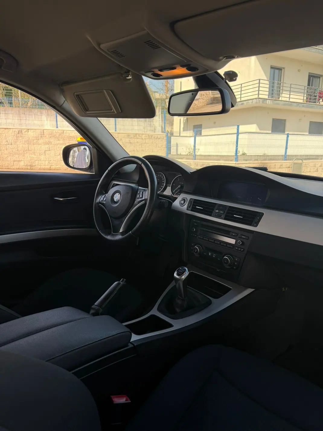 BMW 318 2010 - 8750 EUR, 233000 km - AUTO.MOTO.pt - 233000km - foto 7 de 10